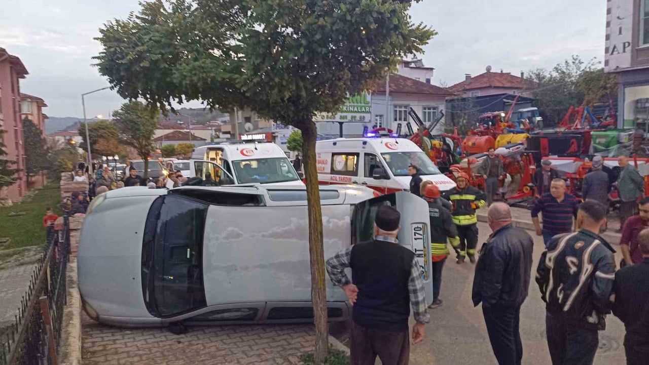 HAVZA'DA İKİ OTOMOBİL ÇARPIŞTI: 4 YARALI