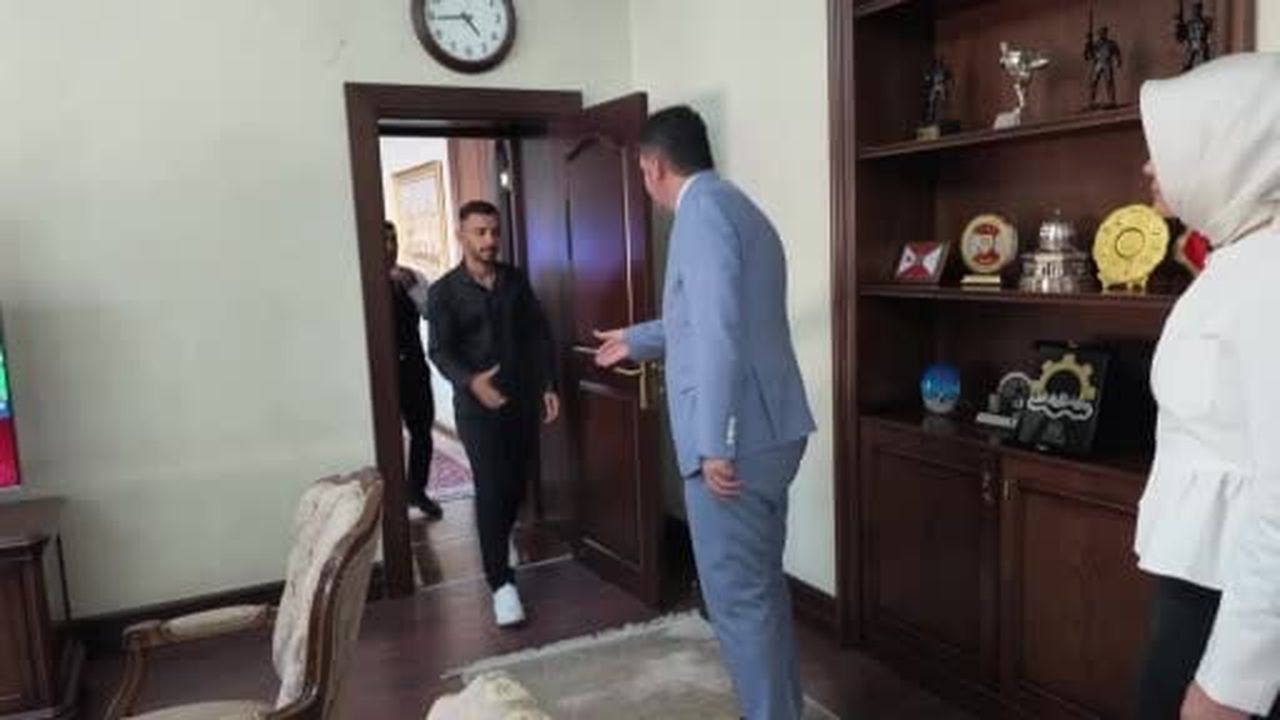 Vali Kalaylı Türk bayrağını düzeltmek için direğe tırmanan genci ağırladı