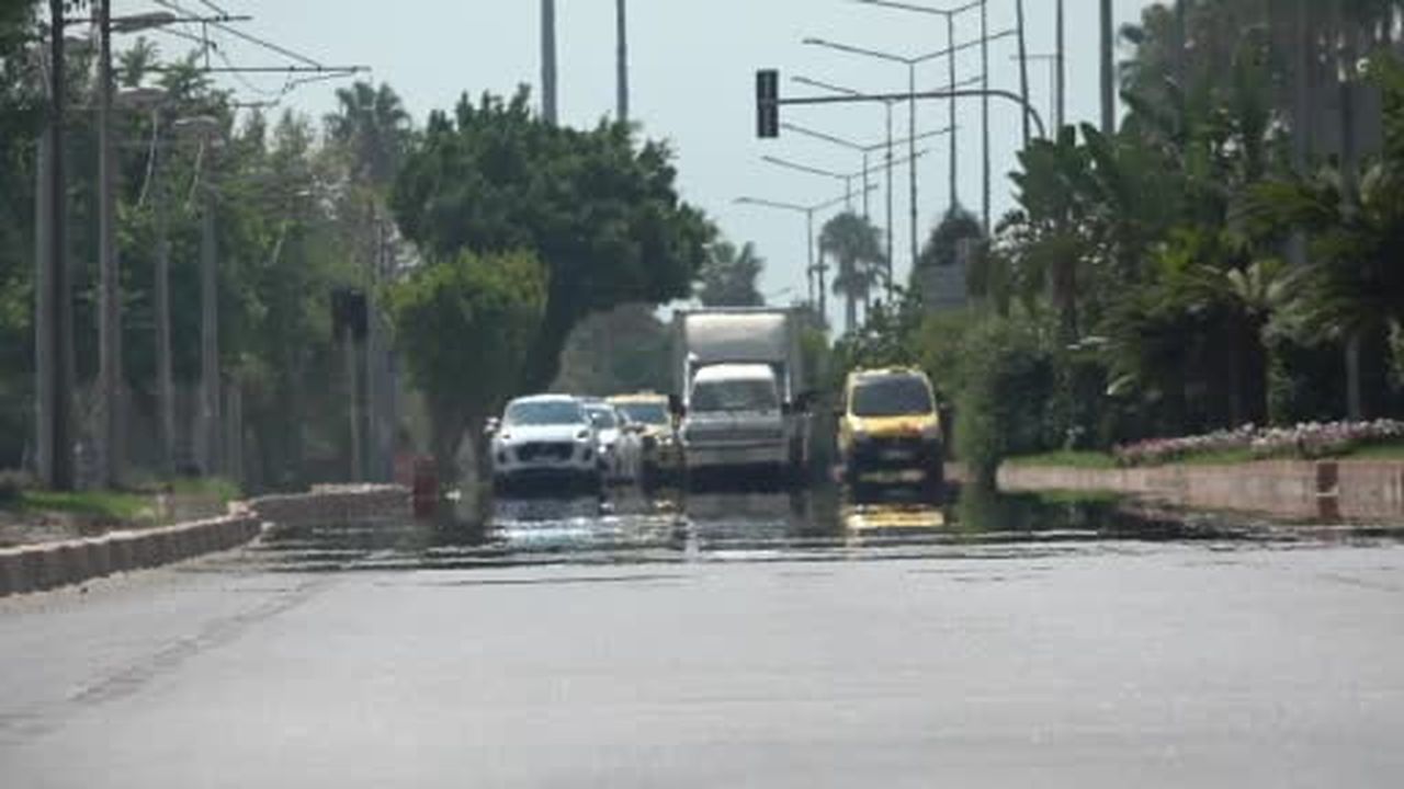 Hava sıcaklığının 34 derece ölçüldüğü Antalya'da deniz suyu sıcaklığı 30 dereceyi...