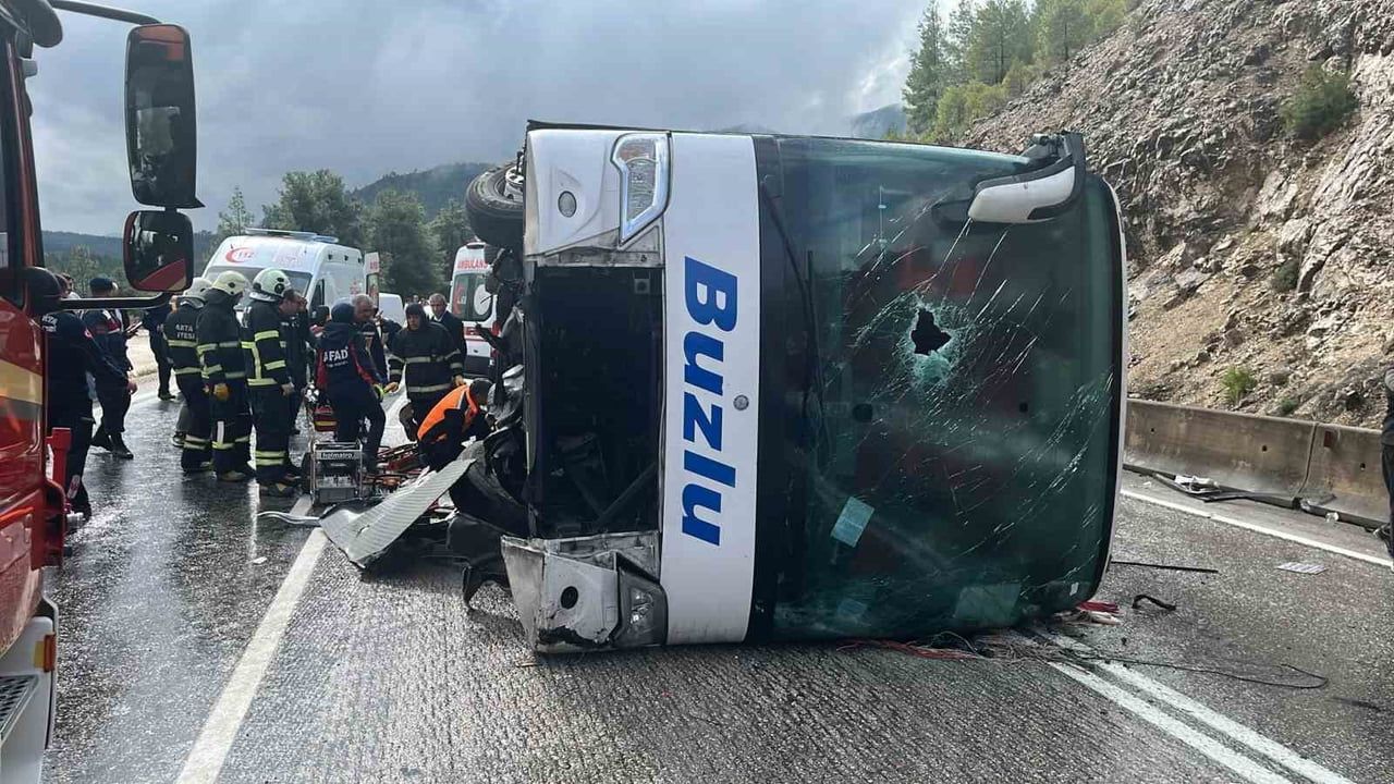 ISPARTA ANTALYA KARA YOLUNDA YOLCU OTOBÜSÜNÜN DEVRİLMESİ SONUCU MEYDANA GELEN KAZADA İLK...
