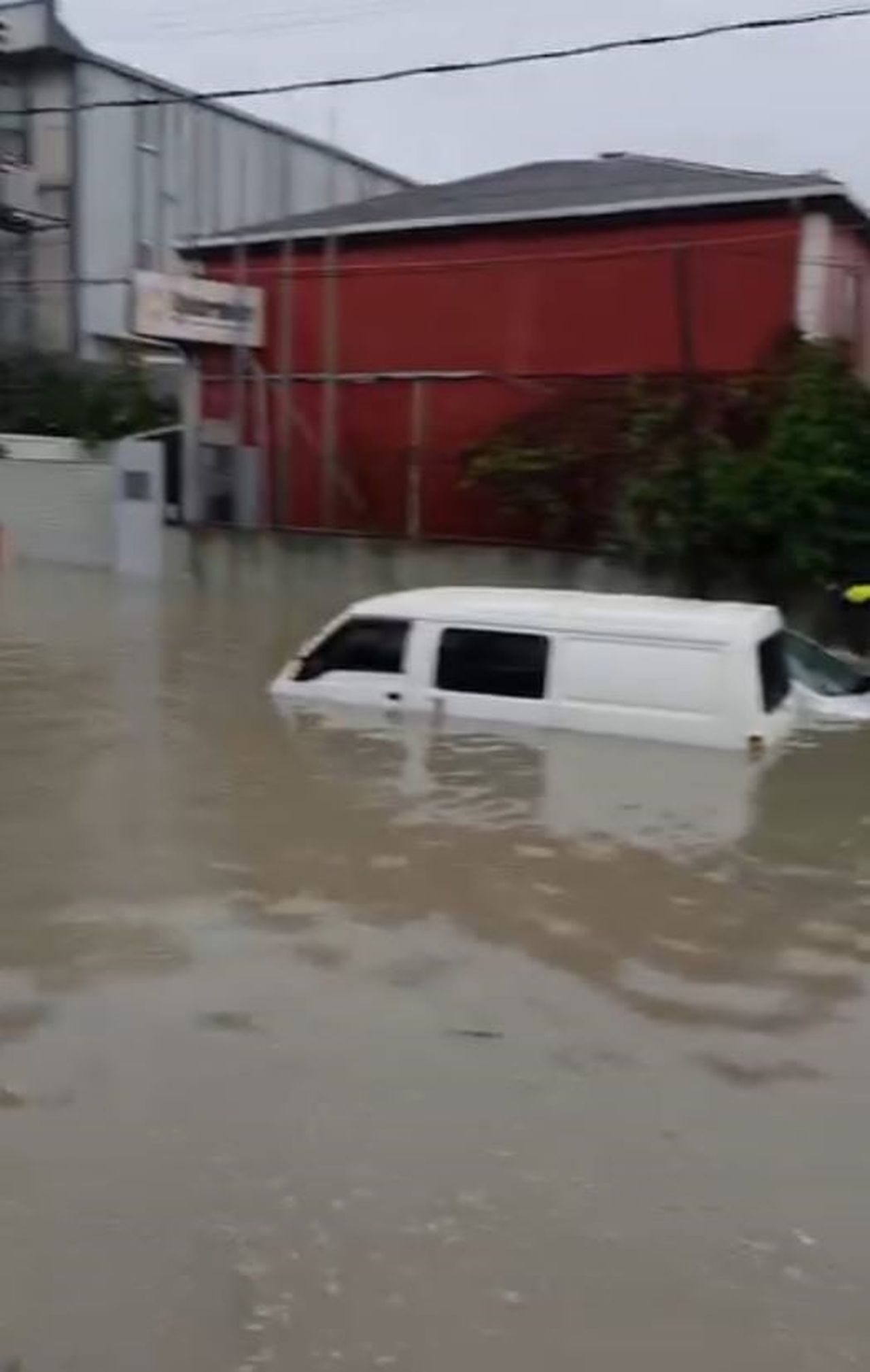 İSTANBUL SULTANGAZİ'DE HABİBLER MAHALLESİ YAYLA YOLUNDA YAŞANAN SU BASKINININ İLK ANLARI KAMERAYA...