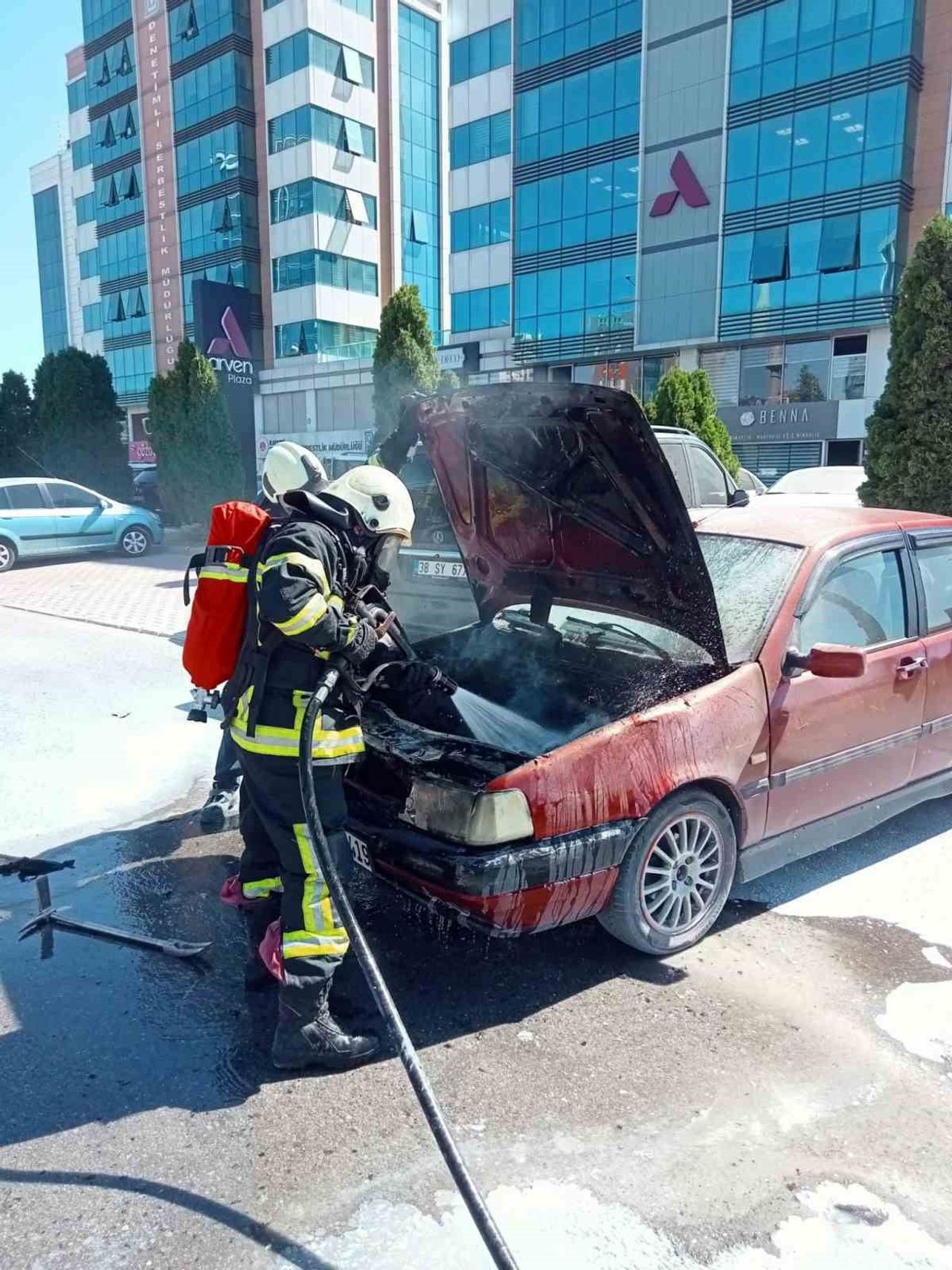 KAYSERİ'NİN MELİKGAZİ İLÇESİNDE PARK HALİNDEYKEN YANAN OTOMOBİL İTFAİYE EKİPLERİNİN ÇALIŞMASI...