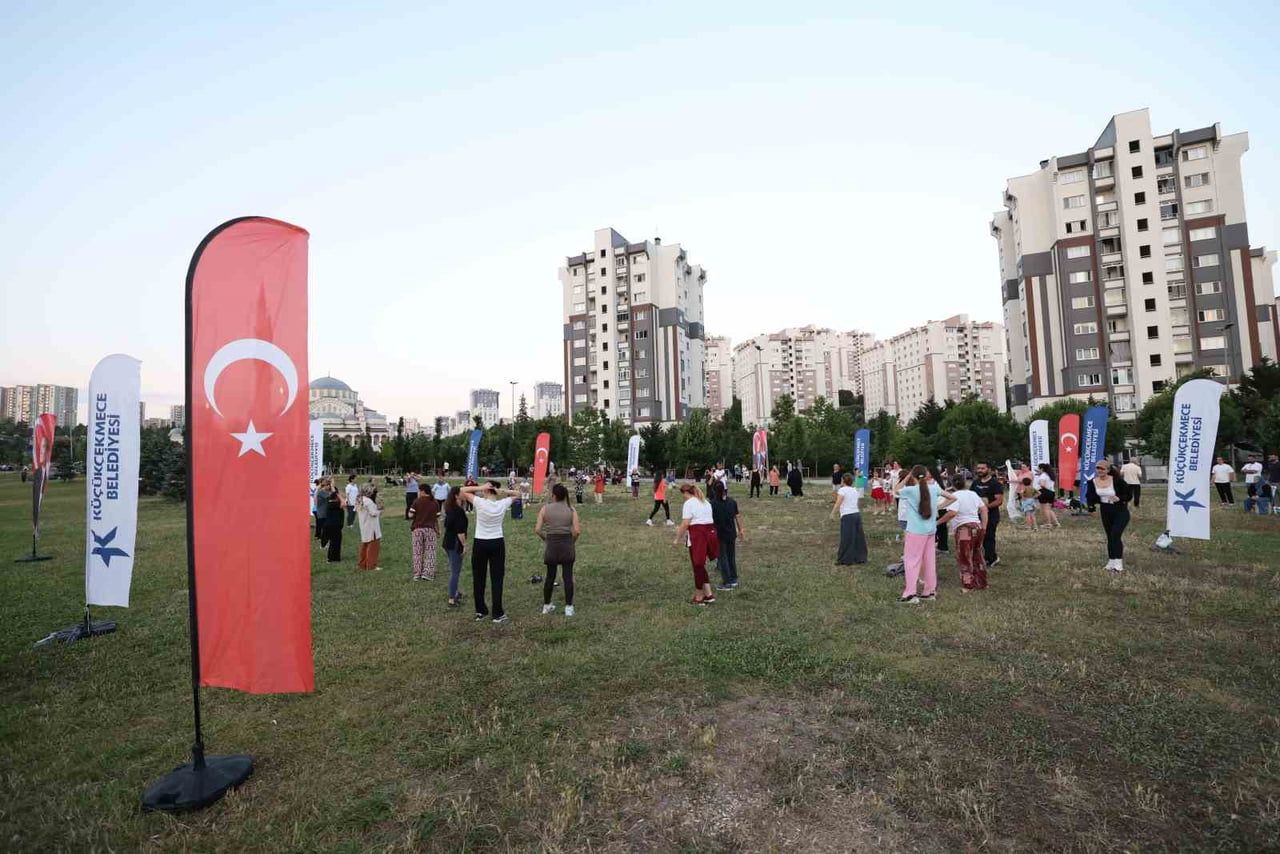 KÜÇÜKÇEKMECE'DE HER YAŞTAN VATANDAŞI HAREKETSİZ YAŞAMDAN UZAKLAŞTIRMAK İÇİN ANTRENÖRLER EŞLİĞİNDE...