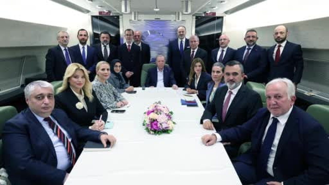 Cumhurbaşkanı Erdoğan, Kırgızistan dönüşü uçakta gazetecilerle sohbet etti
