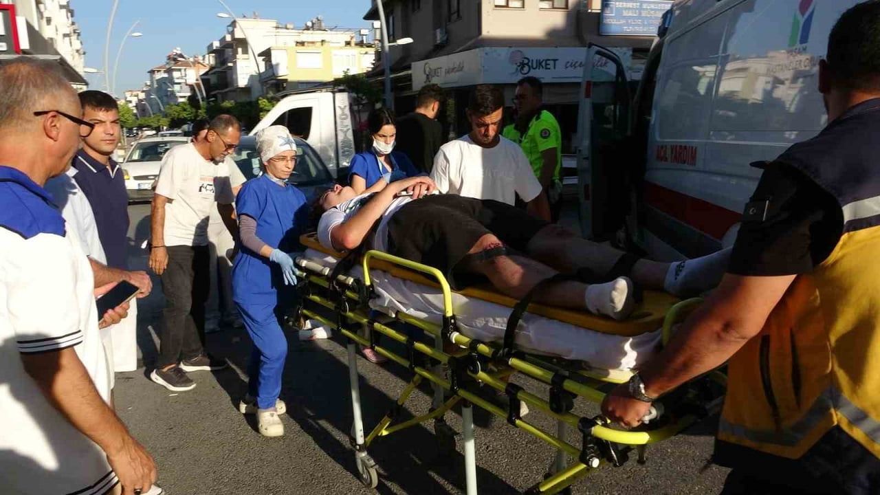 ANTALYA'NIN MANAVGAT İLÇESİ'NDE MOTOSİKLET İLE OTOMOBİLİN ÇARPIŞMASI SONUCU MEYDANA GELEN TRAFİK...
