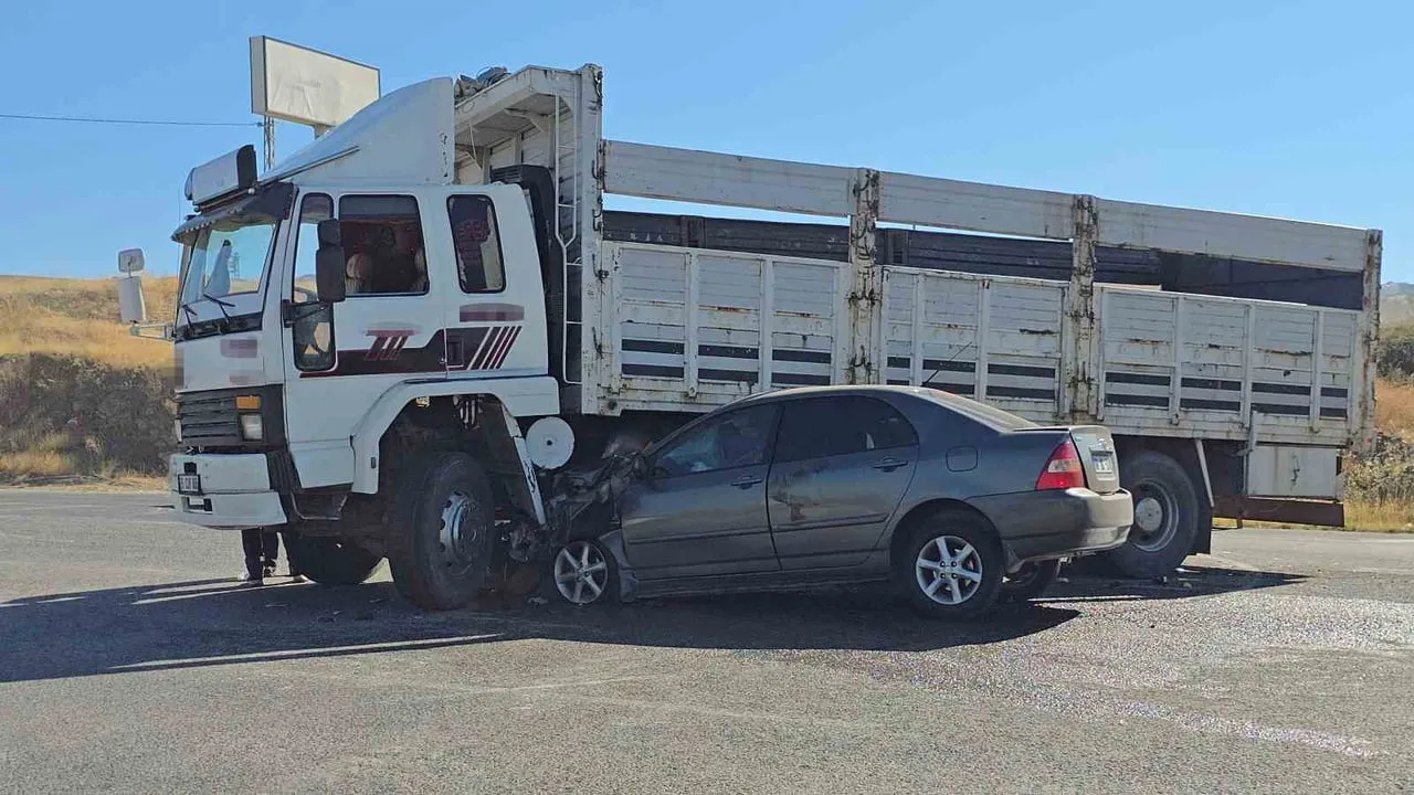 YOZGAT’TA OTOMOBİL İLE KAMYONUN ÇARPIŞMASI SONUCU 1 KİŞİ YARALANDI.