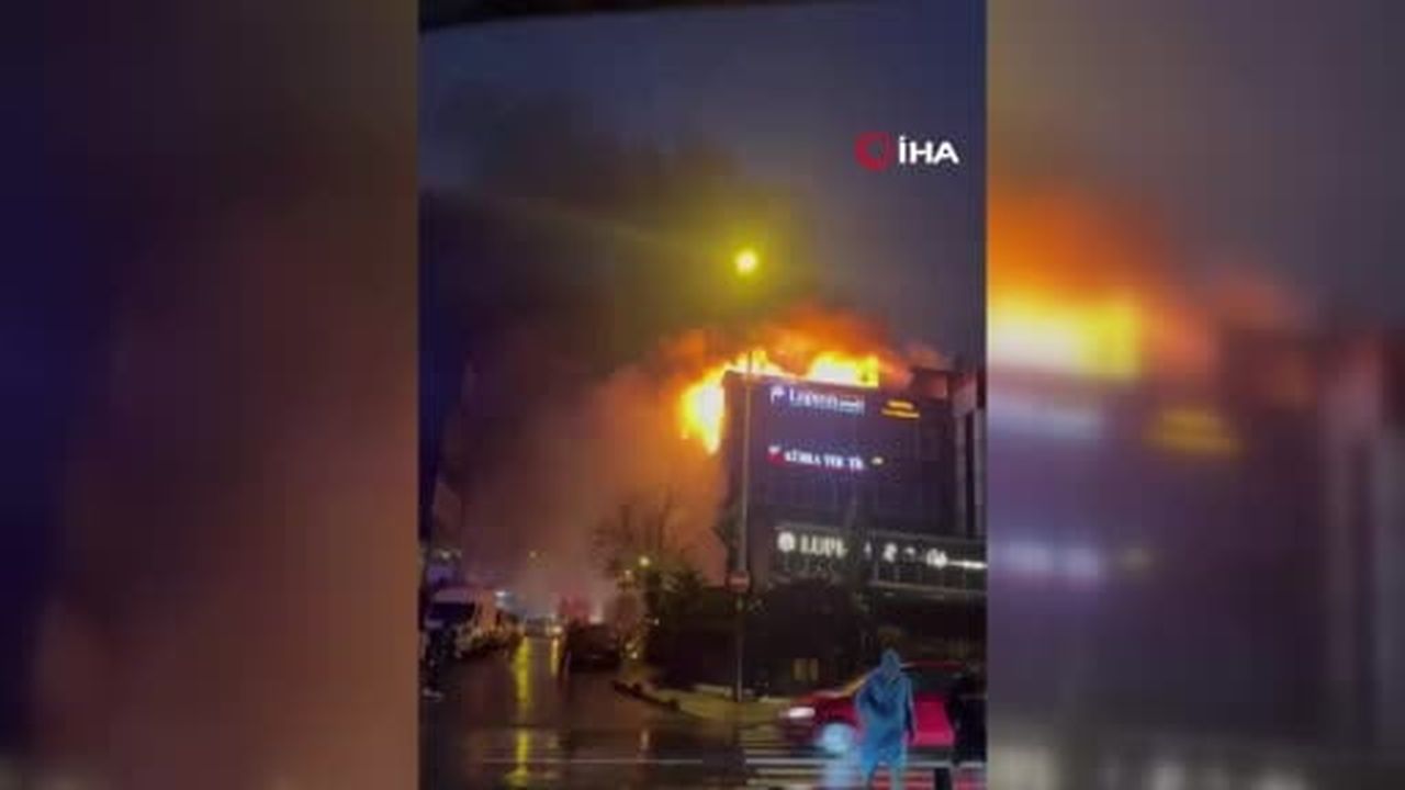 Küçükçekmece’de iş yerinin çatısı alevlere teslim oldu