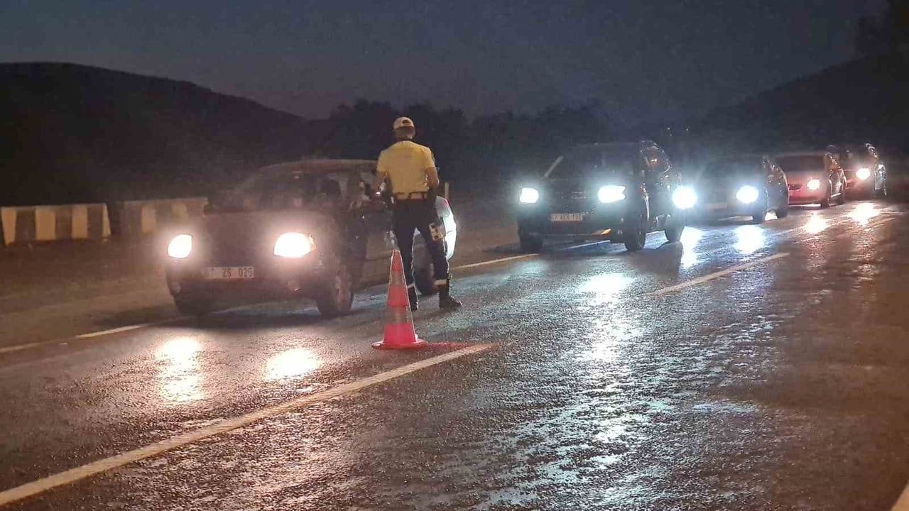 ZONGULDAK’IN ÇAYCUMA İLÇESİNDE TRAFİK EKİPLERİ, CAN VE MAL GÜVENLİĞİNİ KORUMAK AMACIYLA RUTİN...
