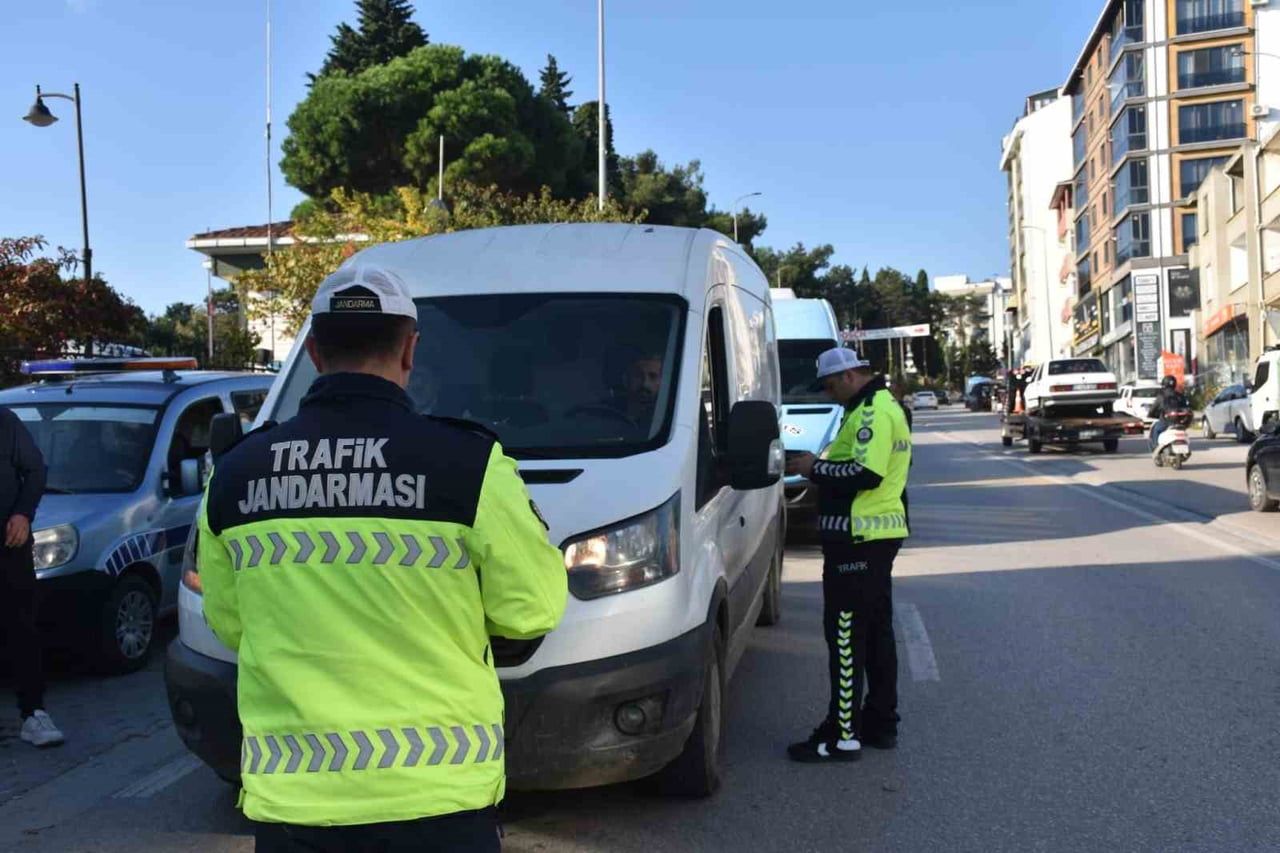 SİNOP'TA TİCARİ YOLCU TAŞIMACILIĞI YAPAN ARAÇLARA YÖNELİK GERÇEKLEŞTİRİLEN DENETİMLERDE 83 ARAÇ...