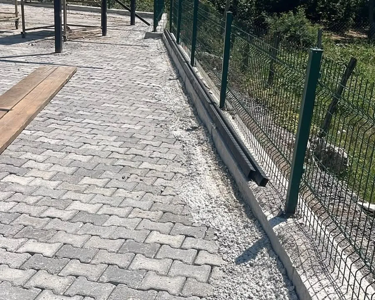 ÇİLİMLİ İLÇESİNE BAĞLI YENİVAKIF KÖYÜ'NDE KABRİSTANLIK ÇEVRESİNDE YÜRÜTÜLEN KİLİT PARKE TAŞI...