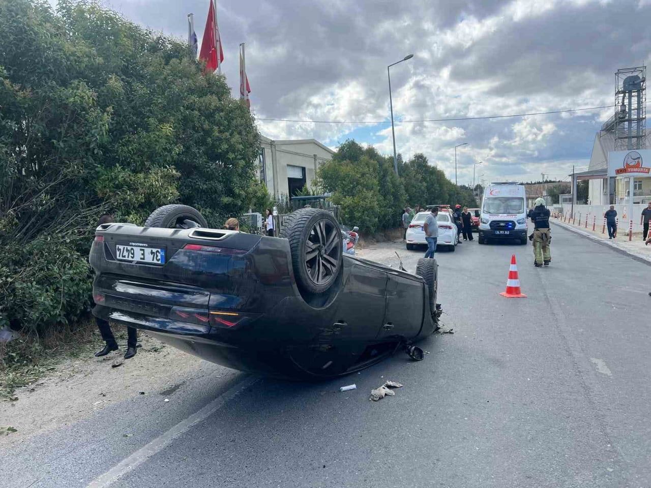 KONTROLDEN ÇIKAN OTOMOBİL, TAKLA ATTI.
