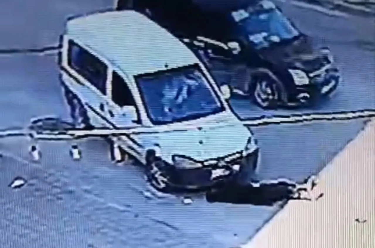 ADANA’DA SEYİR HALİNDEKİ OTOMOBİLİN ÖNÜNE YATAN ŞAHIS, SÜRÜCÜNÜN ARAÇTAN İNMESİNİ FIRSAT BİLEREK...