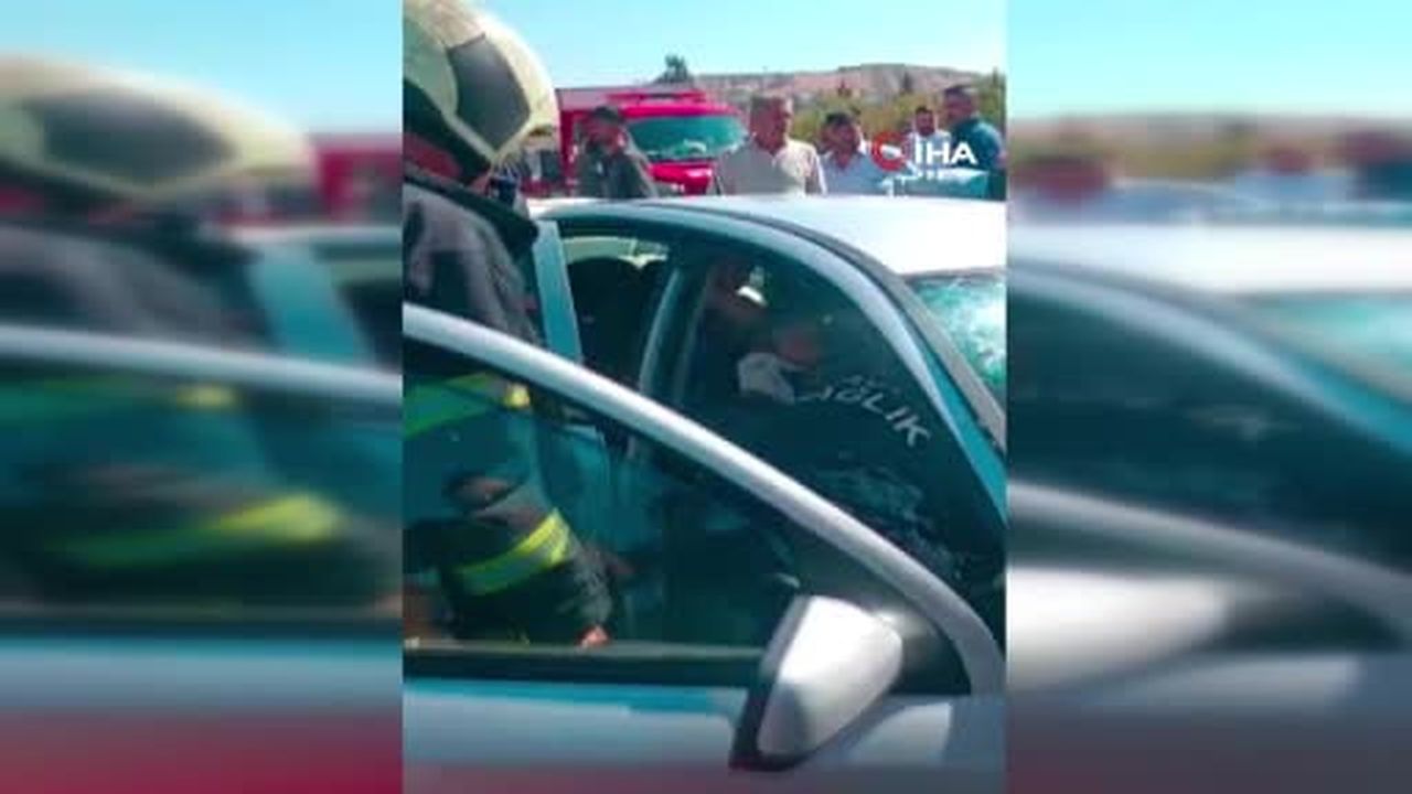 Otomobil kamyonunun altına girdi: 2'si ağır 3 yaralı