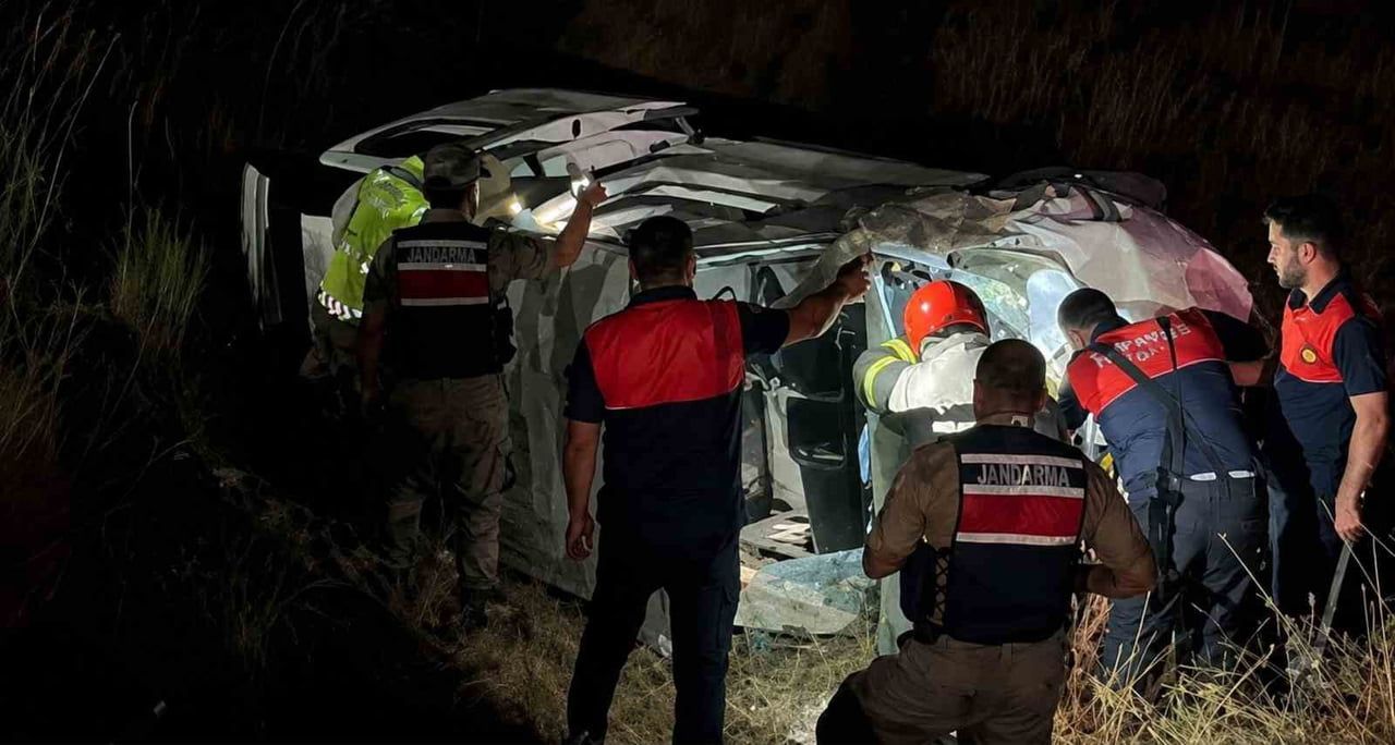 TATVANDA İKİ ARAÇ ÇARPIŞTI 4 YARALI