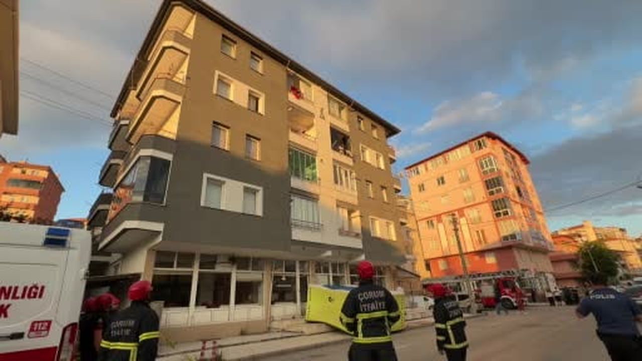 5 katlı binanın çatısında intihar girişiminde bulunan şahsı polis ikna etti