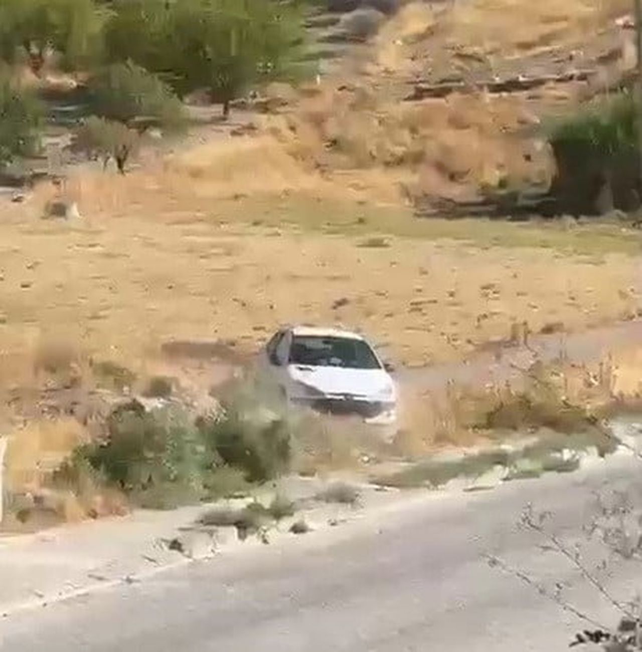 ADIYAMAN’DA EL FRENİ ÇEKİLMEYEN PARK HALİNDEKİ OTOMOBİL ŞARAMPOLE YUVARLANDI.