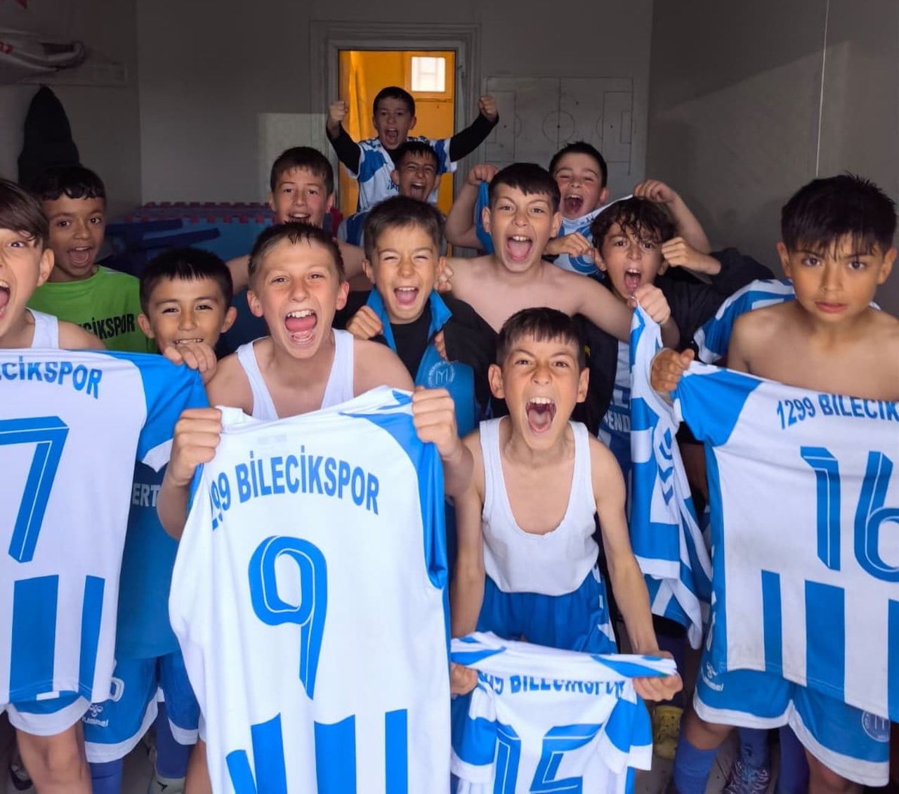 1299 BİLECİKSPOR KULÜBÜ, VEZİRHANSPOR'U 4-1'LİK FARKLI SKORLA MAĞLUP ETTİ.
