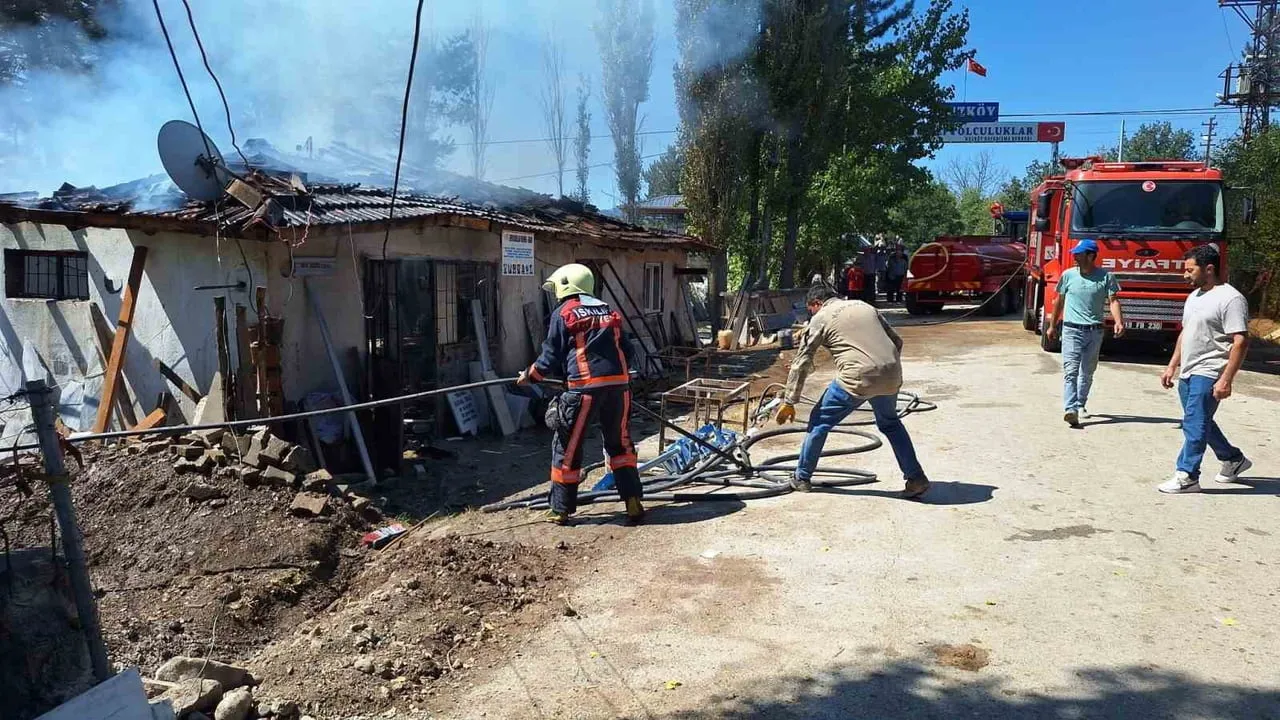 ÇORUM'UN İSKİLİP İLÇESİNDE BİR MERMER DÜKKANINDA ÇIKAN YANGINA İTFAİYE VE KÖYLÜLER MÜDAHALEDE...
