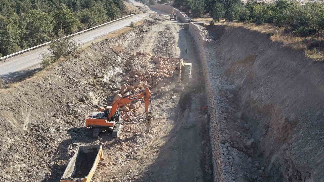 ESKİŞEHİR-SARICAKAYA KARAYOLUNDA GEÇTİĞİMİZ HAZİRAN AYINDA YAĞIŞLAR NEDENİYLE ÇÖKEN TAŞ İSTİNAT...