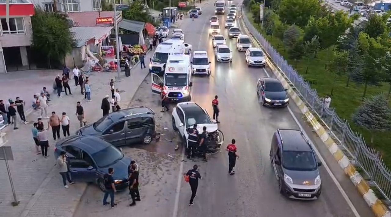 VAN'IN EDREMİT İLÇESİNDE HAFİF TİCARİ KAMYONET İLE 2 OTOMOBİLİ KARIŞTIĞI  TRAFİK KAZASINDA 1 KİŞİ...