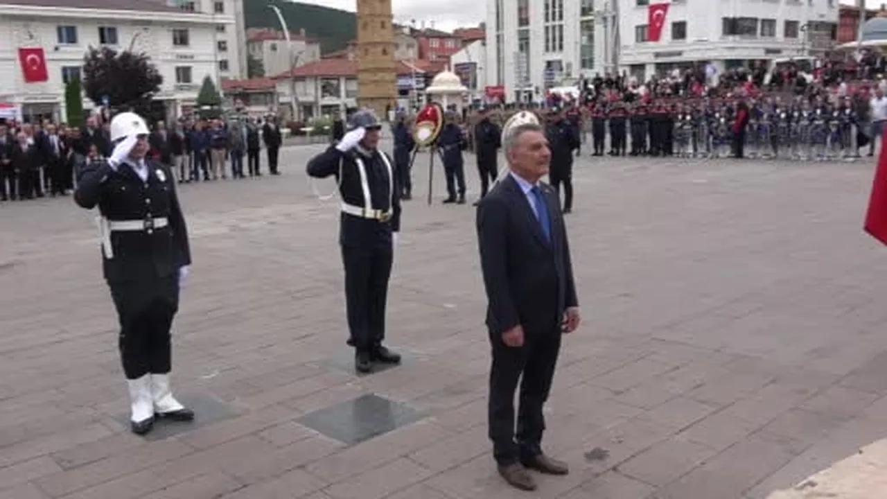 Komandoların zeybek oyunu beğeni topladı