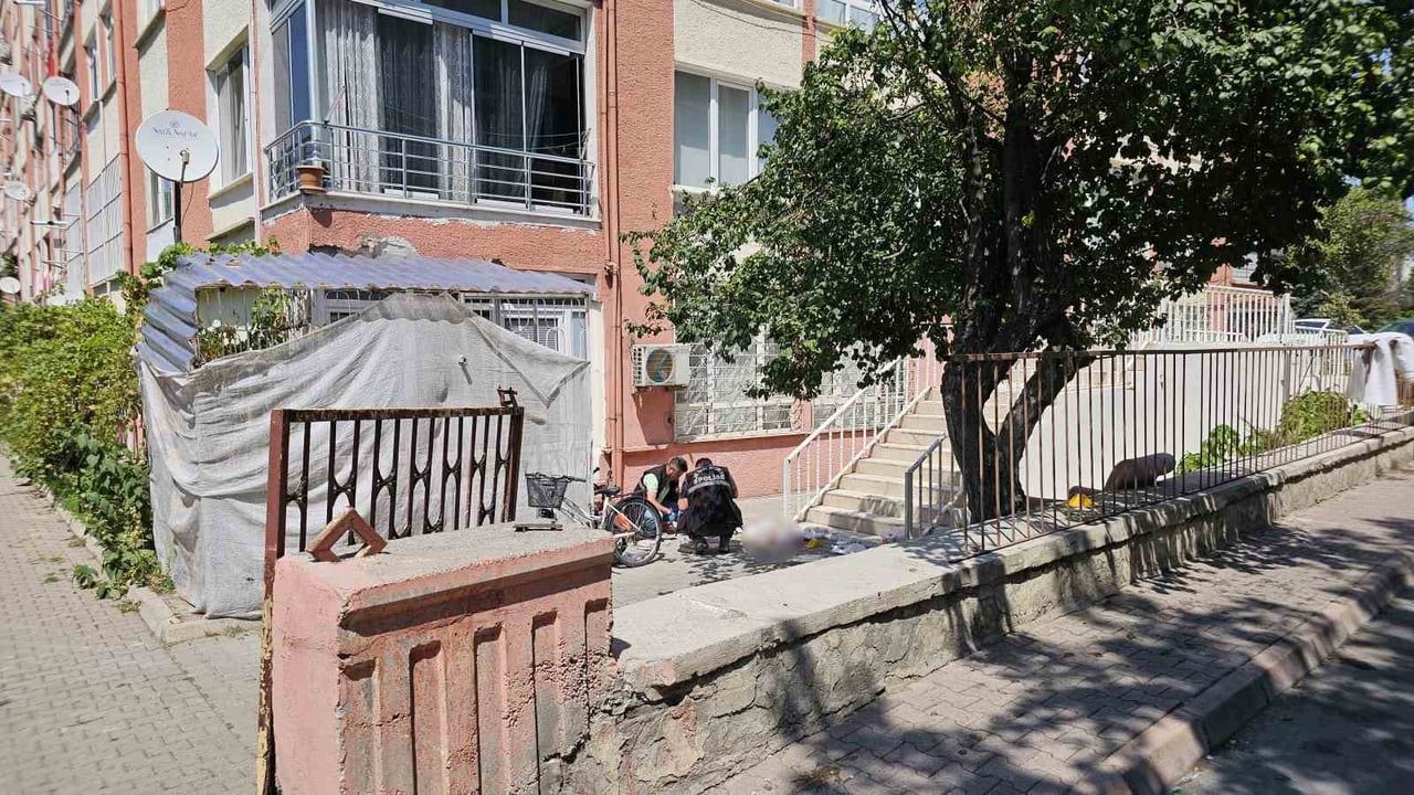 KAYSERİ'DE BİR ADAM, BOŞANMA AŞAMASINDAKİ EŞİNİ, KALDIĞI EVİNİN ÖNÜNDE BIÇAKLAYARAK AĞIR YARALADI....