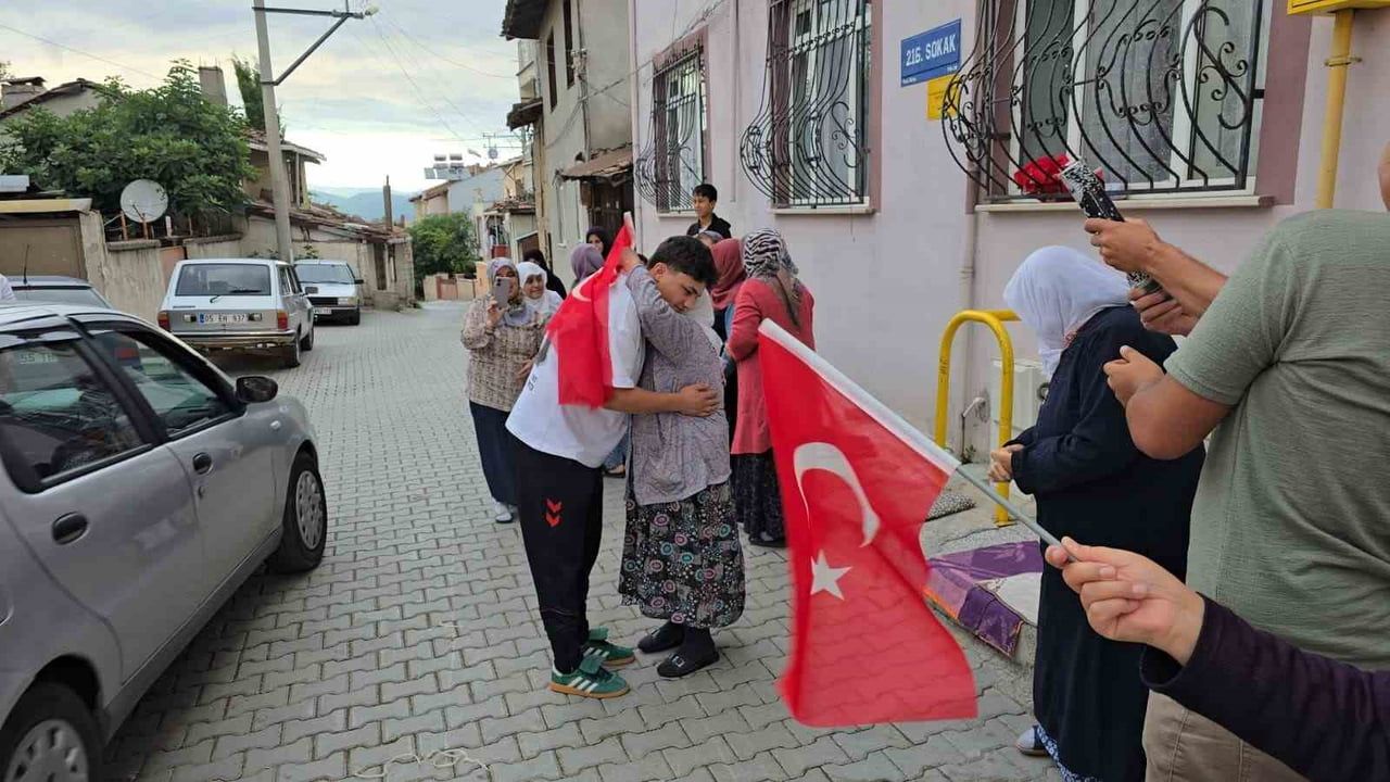 BÜYÜK BİR COŞKUYLA KARŞILANDI
