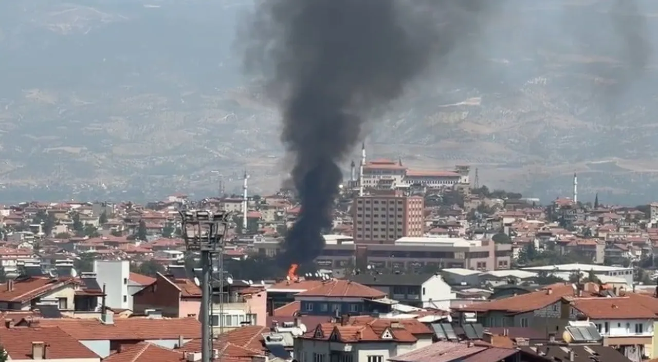 DENİZLİ’NİN MERKEZEFENDİ İLÇESİNDE FAALİYET GÖSTEREN BİR PALET FABRİKASINDA ÇIKAN YANGINA...