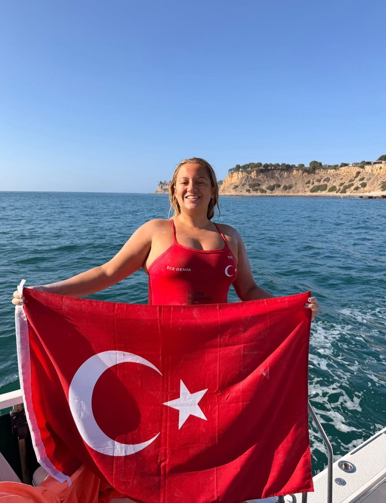ULTRA MARATON YÜZÜCÜSÜ 24 YAŞINDAKİ TÜRK SPORCU ECE DEMİR, ABD'NİN CALİFORNİA EYALETİNDE BULUNAN...