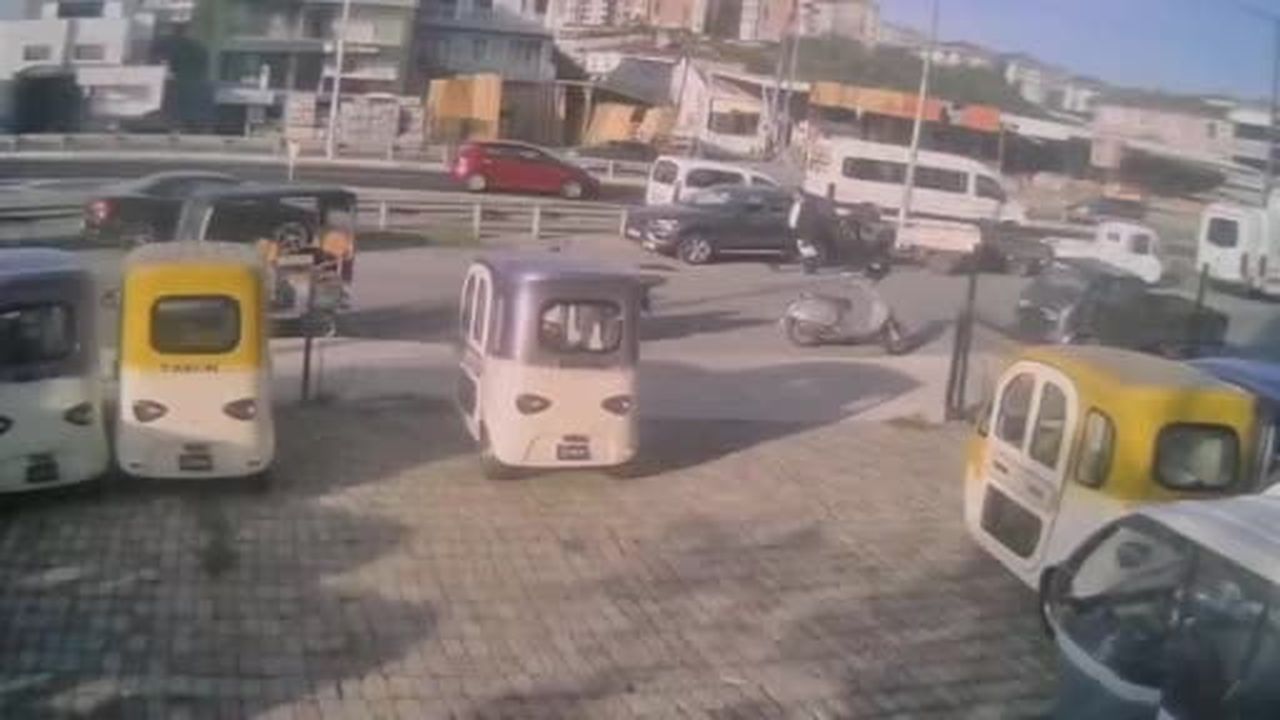 E-5 karayolunda zincirleme kaza kamerada...Taklalar atıp metrelerce sürüklendi: 2 yaralı
