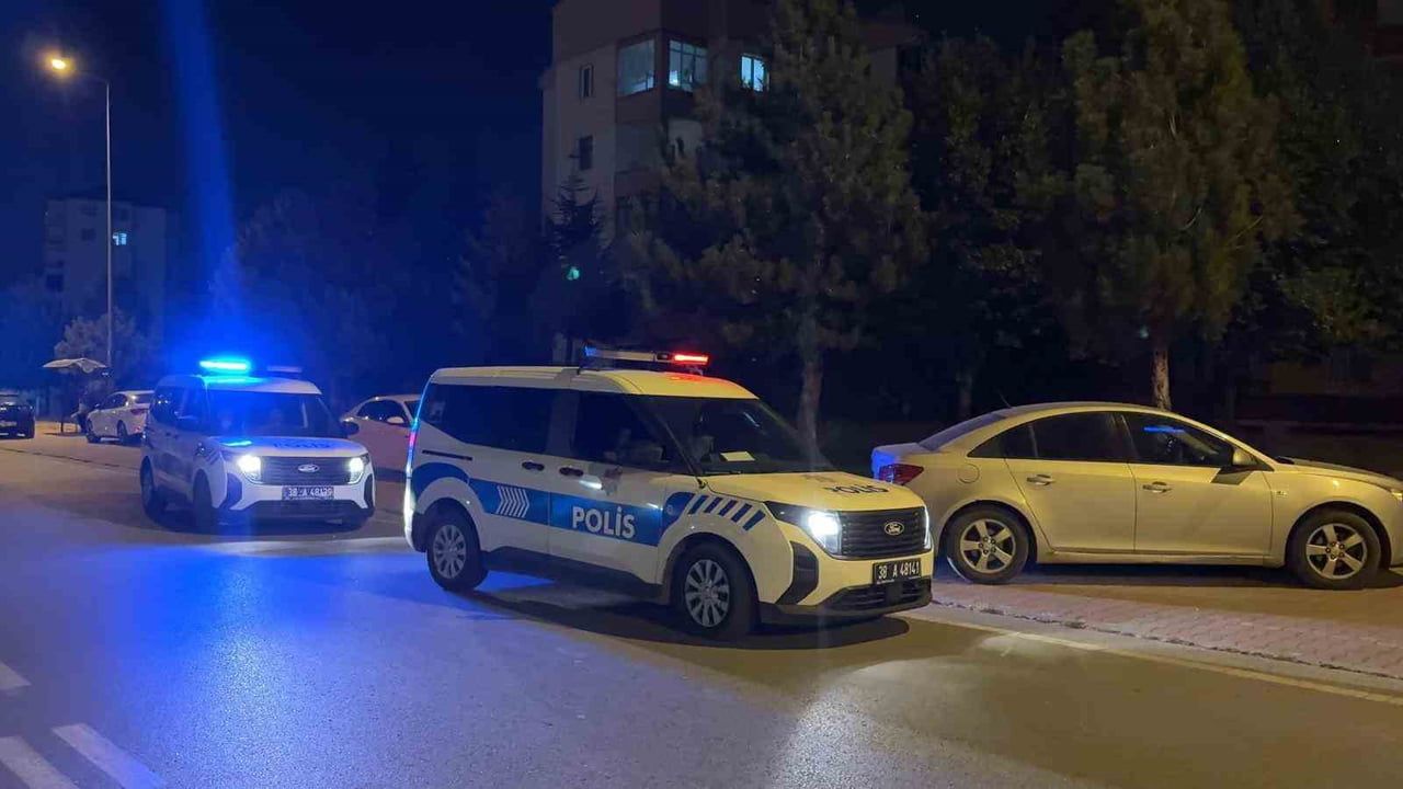 KAYSERİ’NİN MELİKGAZİ İLÇESİNDE KOMŞULAR ARASINDA ÇIKAN KAVGADA, KAFASINA KALDIRIM TAŞIYLA DARBE...