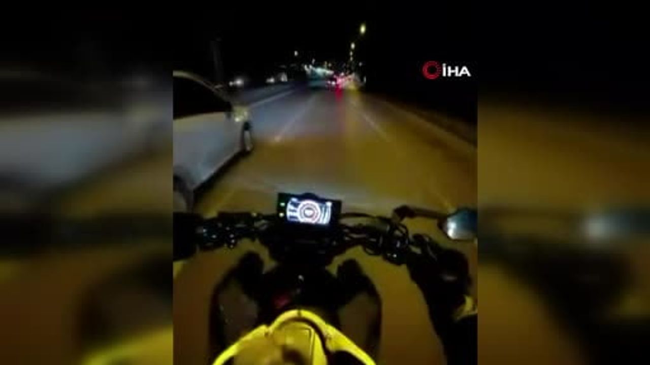 Sollamak isterken otomobile çarptı: Motosikletteki 2 kişi ölümden döndü