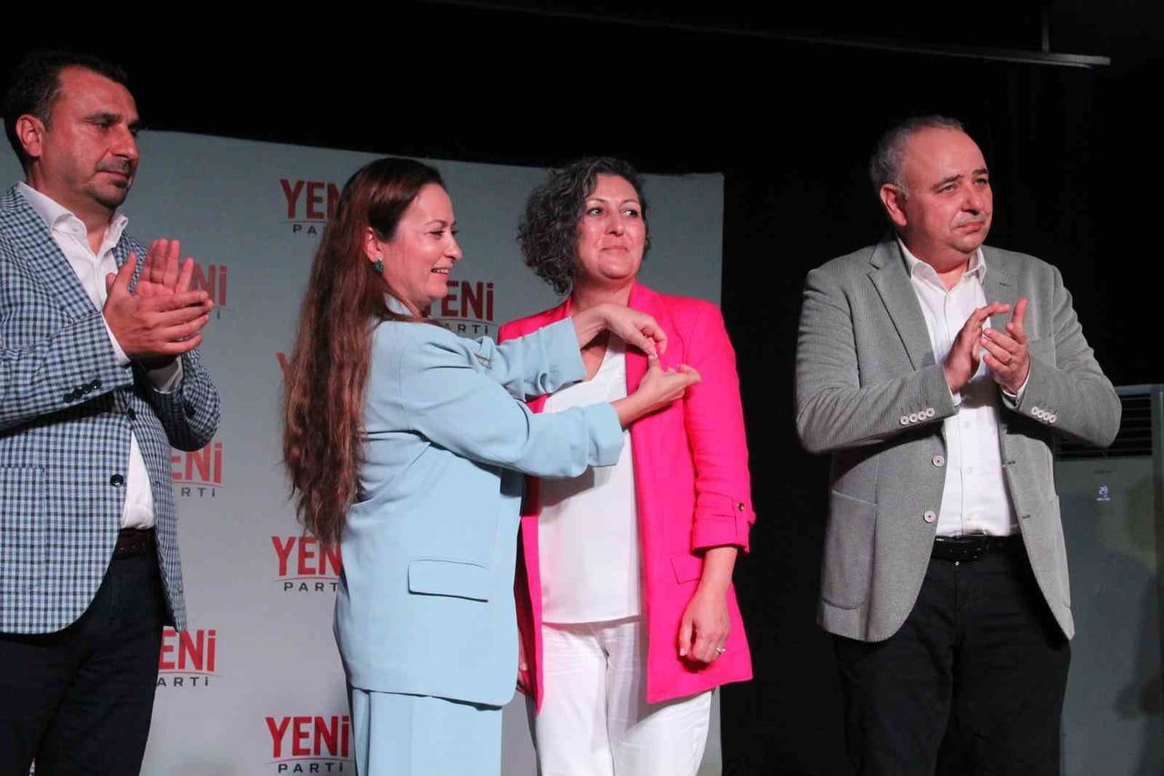 TÖRENDE İLK ROZET, YENİ PARTİ MANİSA İL BAŞKANI İLKSEN ÖZALPER TARAFINDAN DİDEM ÖZEL’E...