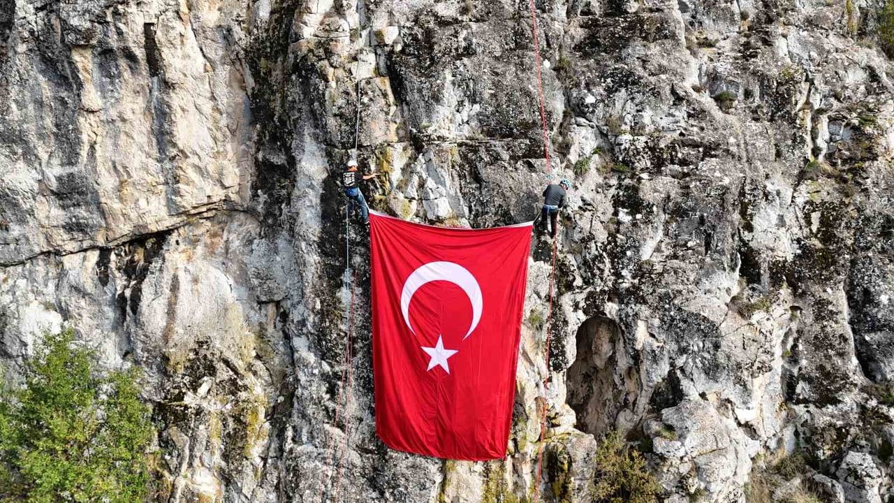 ÇORUM'DA DAĞCILIK EKİBİ TÜRK BAYRAĞINI KAYALIKLARDA DALGALANDIRDI