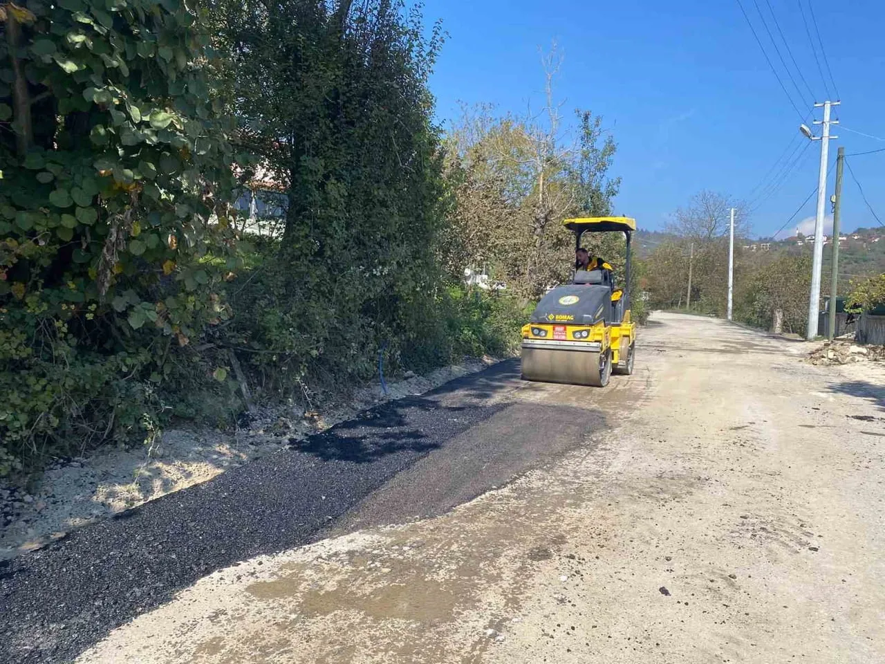 DÜZCE İL ÖZEL İDARESİ EKİPLERİ, MERKEZ İLÇEYE BAĞLI SANCAKDERE KÖYÜ’NDE BOZULAN YOL KESİMLERİNDE...