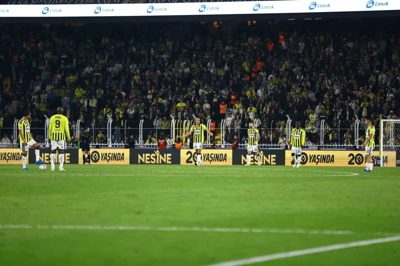FENERBAHÇE, TRENDYOL SÜPER LİG'İN 10. HAFTASINDA EVİNDE KARŞILAŞTIĞI GÖZTEPE'YE 2-1 YENİLDİ VE...