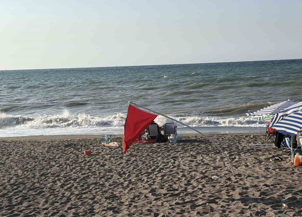 DÜZCE’NİN AKÇAKOCA İLÇESİNDE OLUMSUZ HAVA VE DENİZ ŞARTLARI NEDENİYLE TÜM SAHİL VE PLAJLARDA...