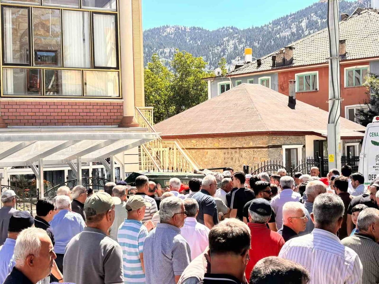 KONYA’NIN DEREBUCAK İLÇESİNDE MEYDANA GELEN MOTOSİKLET KAZASINDA, KASKININ İÇERİSİNE ARI GİRDİĞİ...