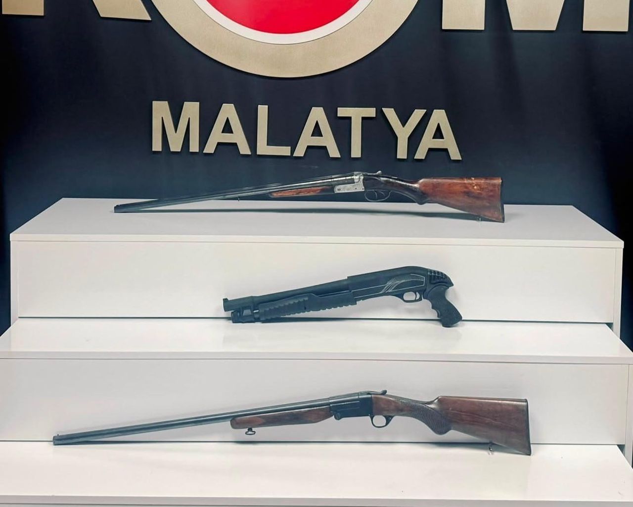 MALATYA'DA YASA DIŞI SİLAH TİCARETİ YAPAN ŞAHISLARA YÖNELİK DÜZENLENEN OPERASYONDA ÇOK SAYIDA...