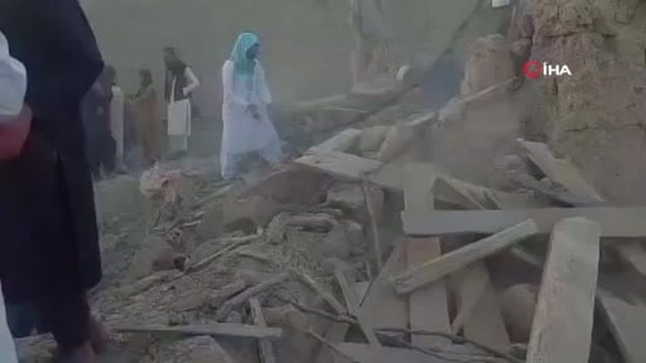 Pakistan, Afganistan sınır bölgesindeki "terörist mevzilerine" düzenlediğini açıkladığı hava...
