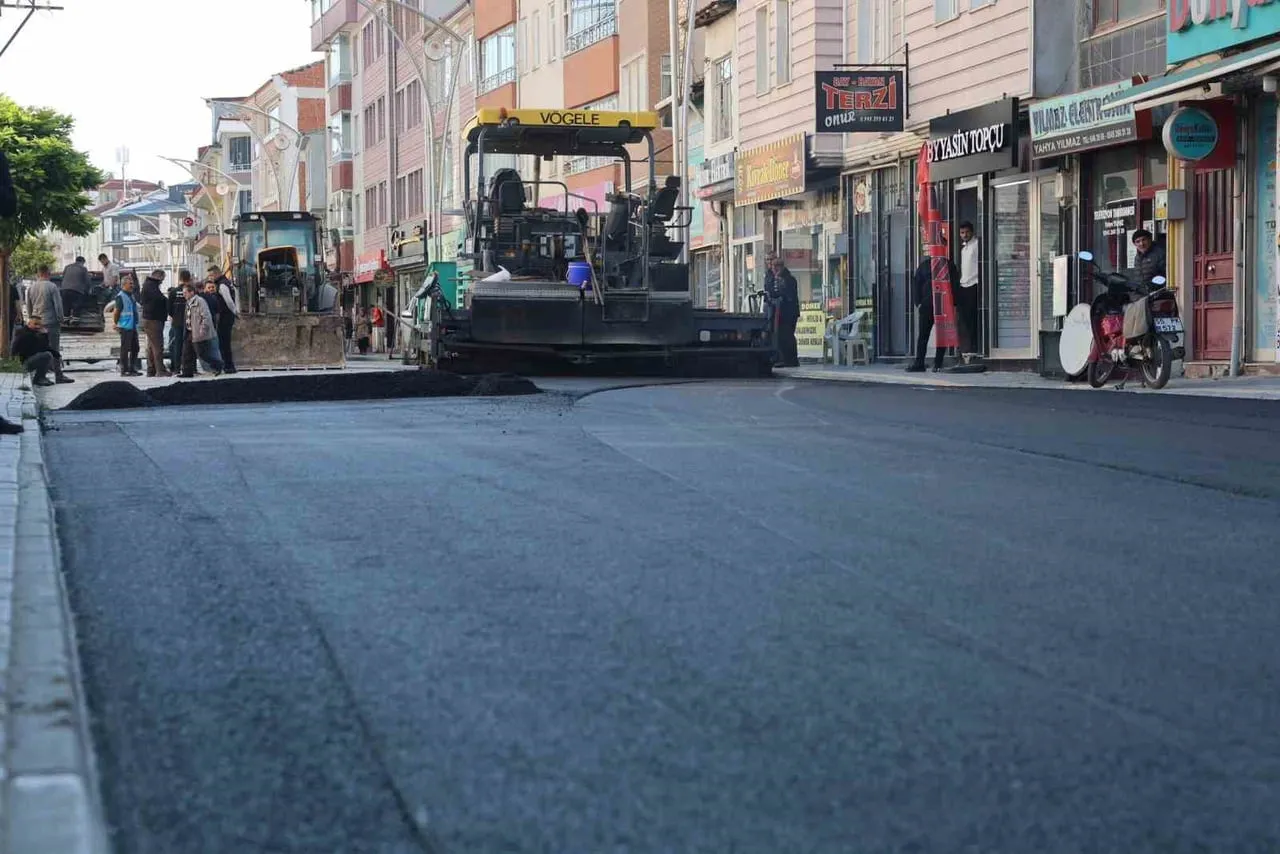 VEZİRKÖPRÜ'DE BEKLENEN AN GELDİ: KÖPRÜLÜLER CADDESİ'NDE SICAK ASFALT ÇALIŞMALARI BAŞLADI!