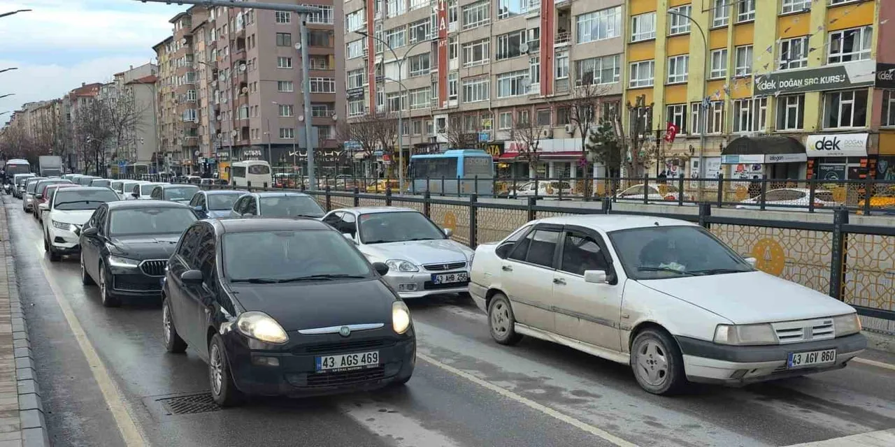 KÜTAHYA'DA OTOMOBİL SAYISI SON 10 YILDA YÜZDE 34,4 ARTIŞ GÖSTERİRKEN, TÜRKİYE GENELİNDEKİ ARTIŞ...