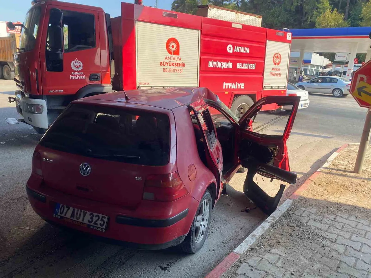 ANTALYA’NIN AKSU İLÇESİNDE KÖPRÜ ALTINDA BİNEK OTOMOBİL İLE TIRIN ÇARPIŞMASI SONUCU TRAFİK KAZASI...