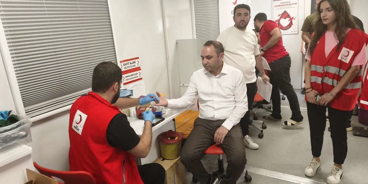 ŞIRNAK'IN SİLOPİ KAYMAKAMI ÇAĞLAR PARTAL, TÜRK KIZILAYIN KAN BAĞIŞI ARACINI ZİYARET EDEREK KAN...