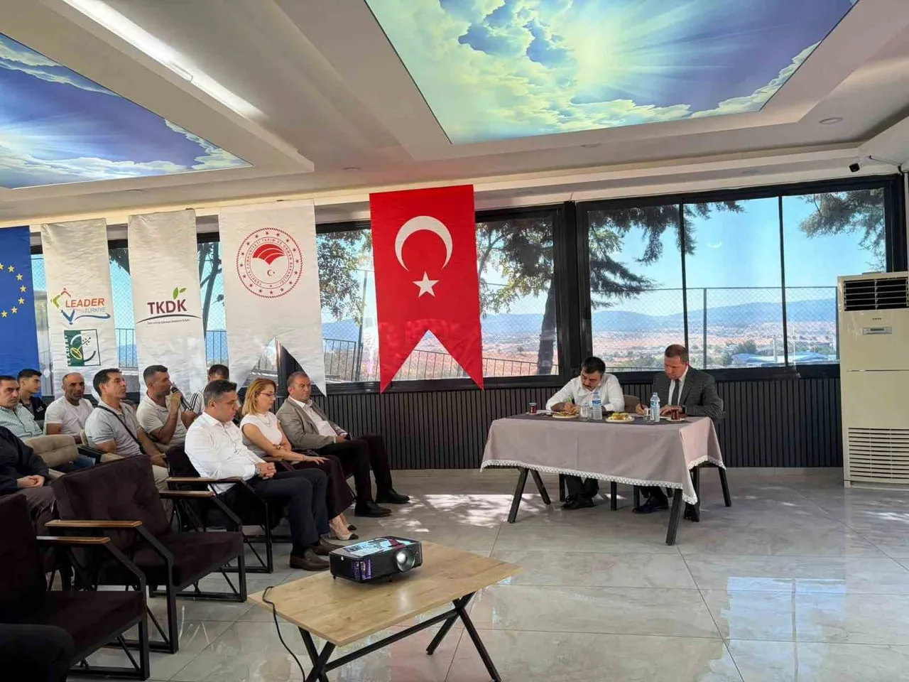 DİCLE’DE İLÇENİN TURİSTİK ALANLARININ GÖSTERİMİ TOPLANTISI YAPILDI.