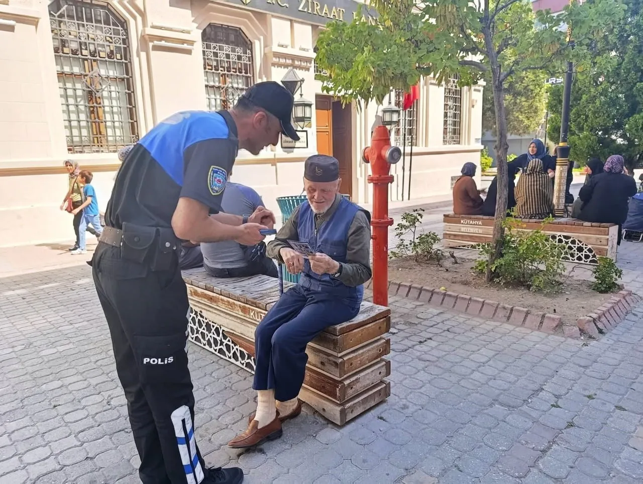 EKİPLER, VATANDAŞLARI HIRSIZLIK, DOLANDIRICILIK VE BENZERİ OLAYLARA KARŞI DİKKATLİ OLMALARI...