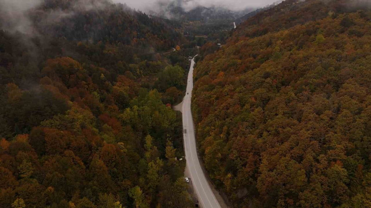 BOLU’NUN DOĞA HARİKASI ABANT GÖLÜ MİLLİ PARKI GÜZERGAHINDA YAŞANAN SONBAHAR GÜZELLİĞİ DRONLA...