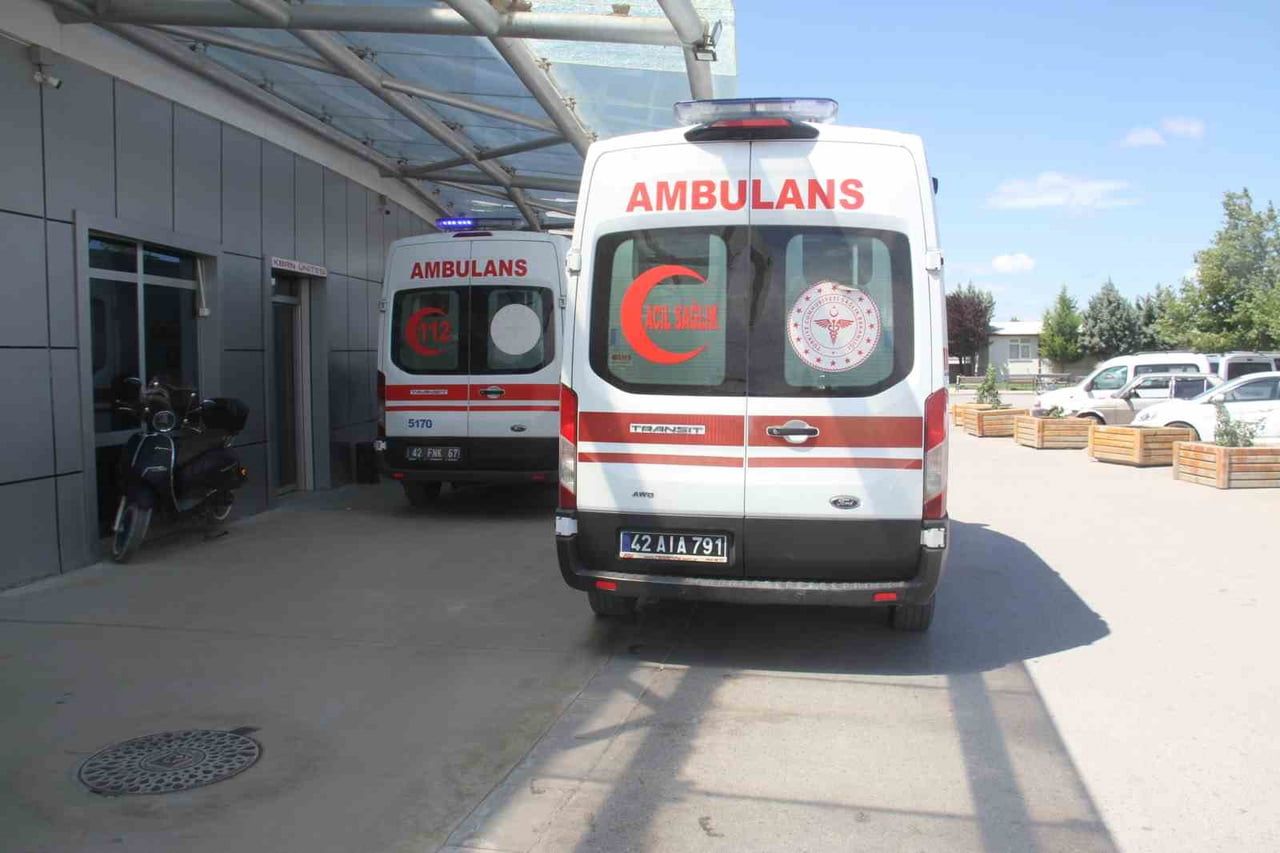 KONYA’NIN BEYŞEHİR İLÇESİNDE SEYİR HALİNDEYKEN DEVRİLEN MOTOSİKLETTEN YOLA SAVRULAN SÜRÜCÜ...