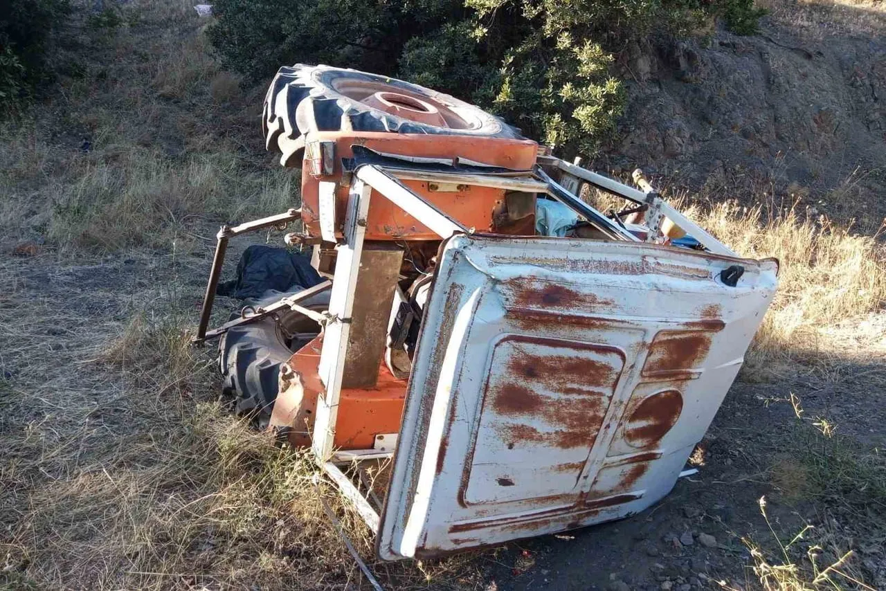 AMASYA’DA DEVRİLEN TRAKTÖRÜN ALTINDA KALAN SÜRÜCÜ HAYATINI KAYBETTİ.