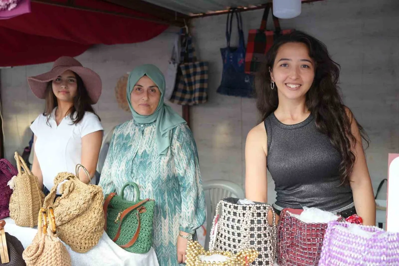 KADIN EMEĞİ FESTİVALİ’NİN 5’İNCİ GÜNÜNDE, KADIN ÜRETİCİLERİN EL EMEĞİYLE HAZIRLADIĞI ÜRÜNLER...